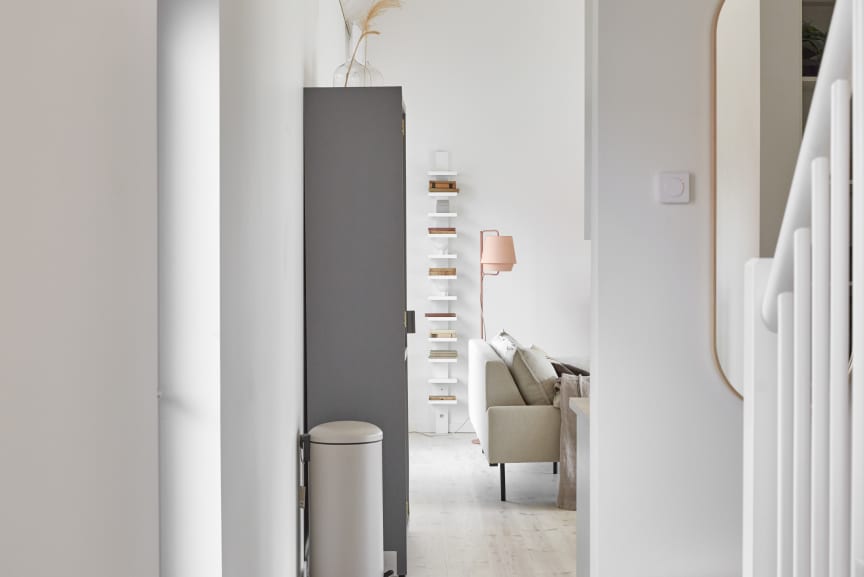 Alster 45-102 ladhus med loft interiör hall trappräcke